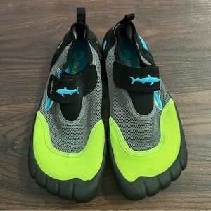 Newtz Kids Boys Girls WATER SHOES Size 2/3Y Green Blue Fish Swimming Lake River
